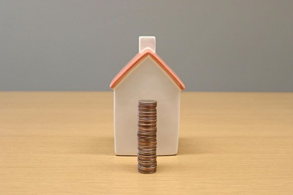 What are the steps to crafting a perfect Victoria sponge cake?